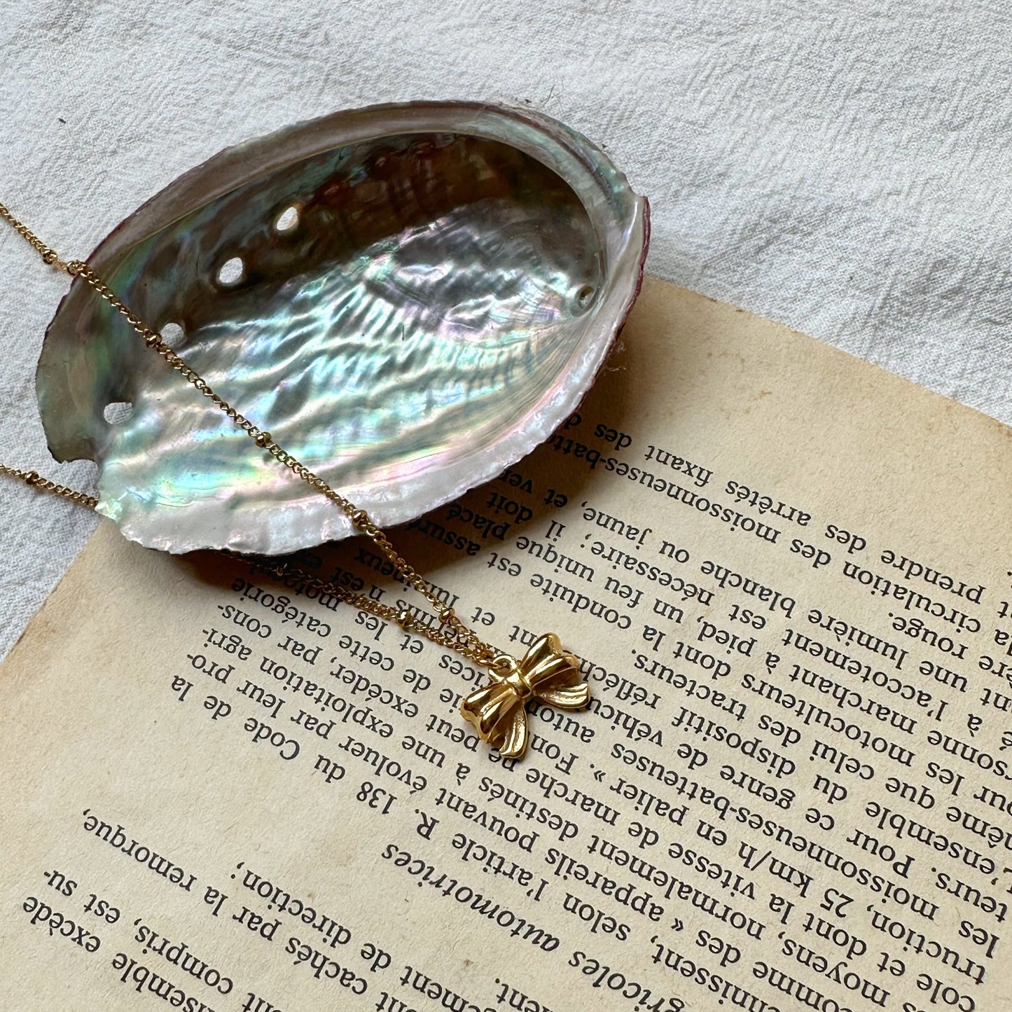 Bow Necklace